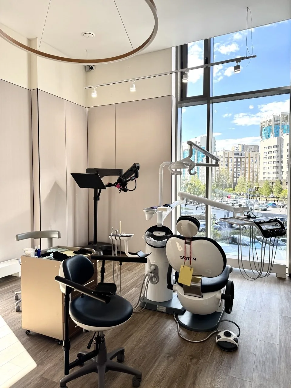 Кабинет OSSTEM с микроскопом