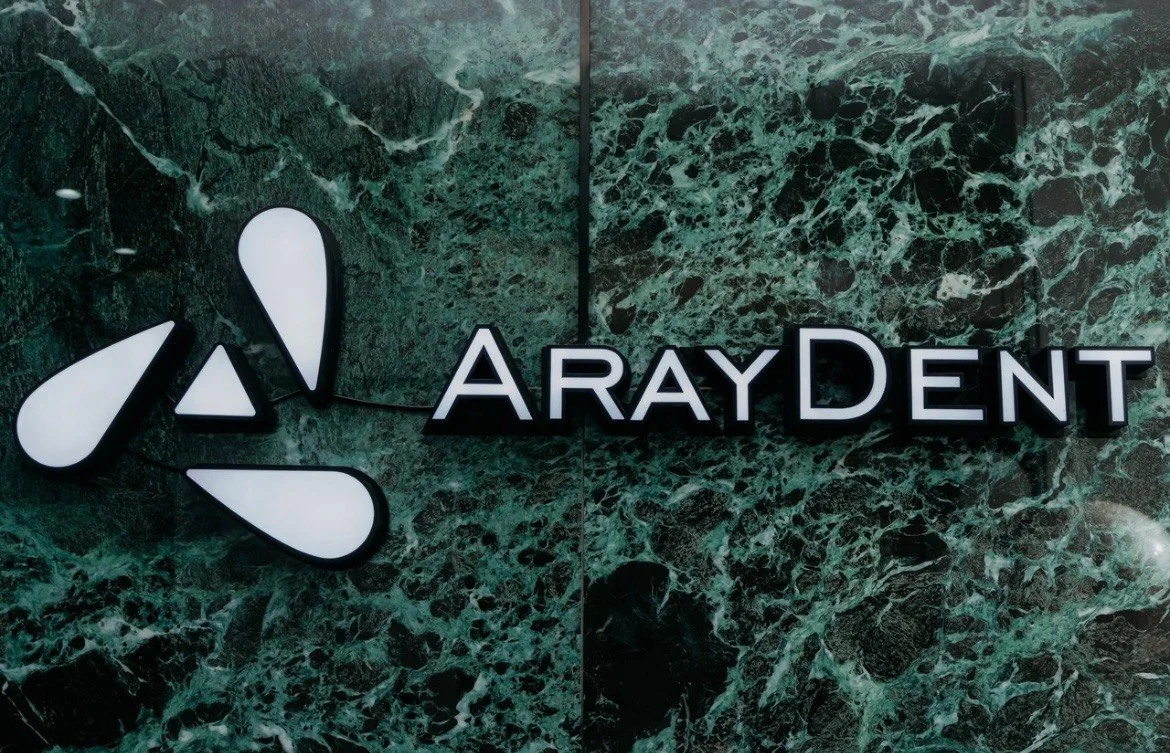 Логотип ArayDent на зелёном мраморе